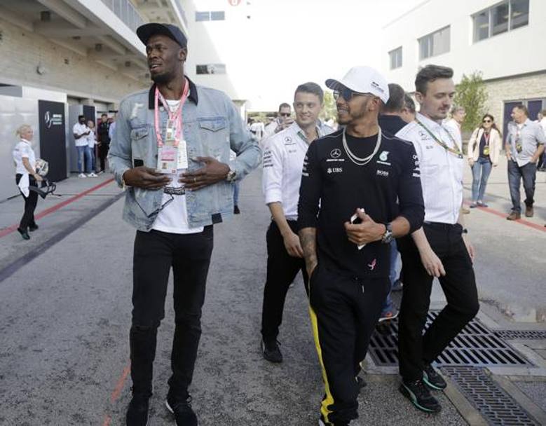 Bolt con Hamilton ai box Mercedes. Afp